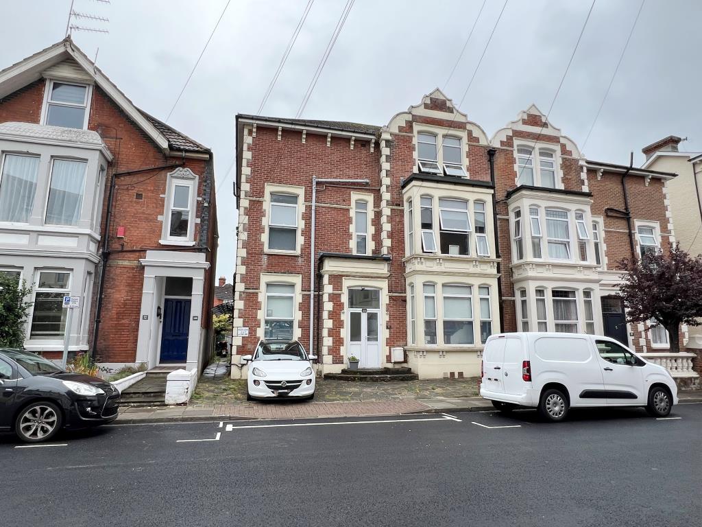Lot: 100 - FREEHOLD SIX-BEDROOM HMO AND PAIR OF FLATS -